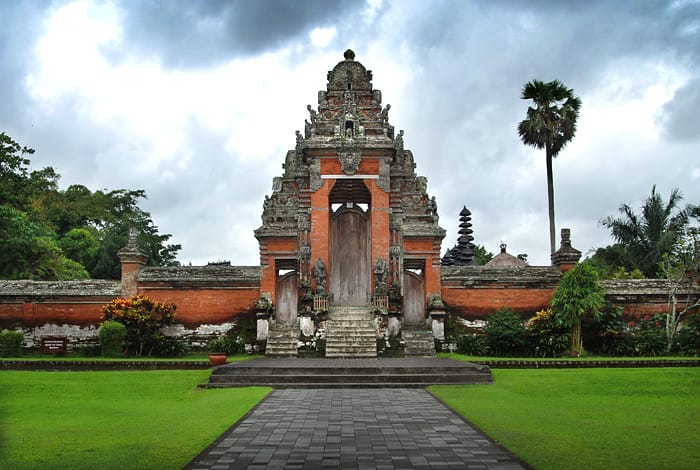 Eksplorasi 7 Ide Liburan Sekolah agar Anak Cerdas, Mandiri, dan Anti Bosan! 2 Pura Taman Ayun Bali