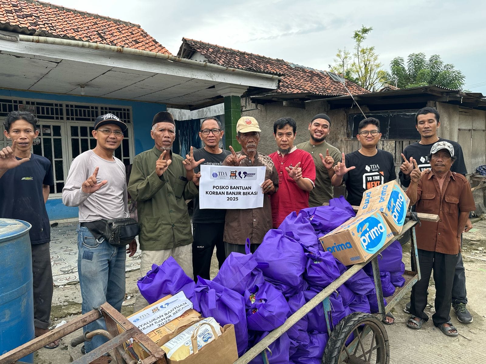 Pembagian Donasi Korban Banjir dari TDA Peduli Bekasi, Aksi Sosial Tahap 2 untuk Warga Bekasi 1 TDA Peduli Bekasi