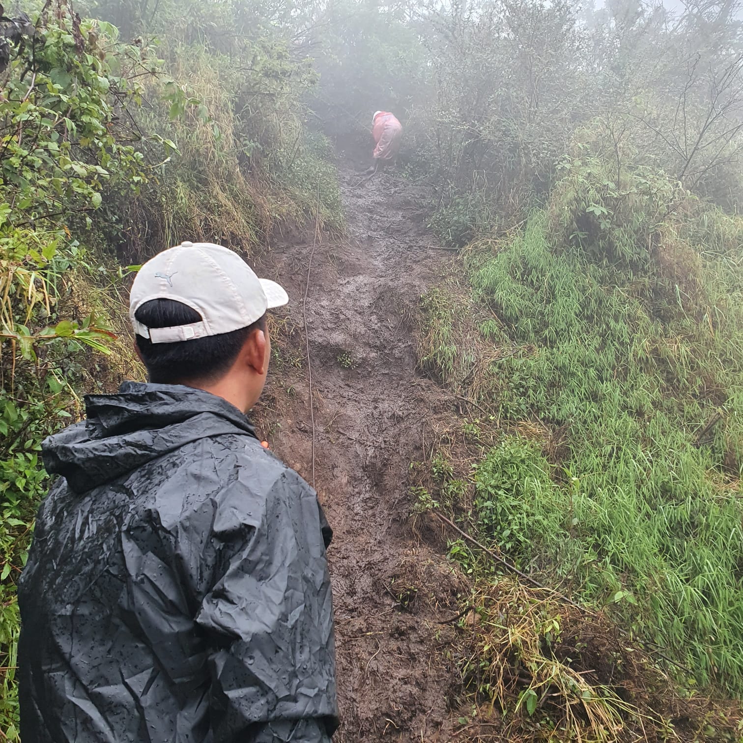 10 Teknik Turun Gunung Yang Harus Kamu Ketahui Agar Lutut Tetap Sehat dan Tidak Cedera 1 teknik turun gunung
