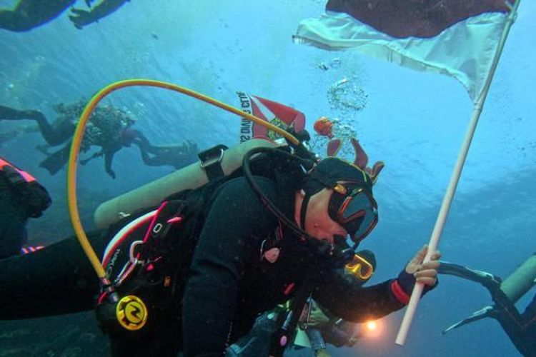 Bendera Merah Putih Berkibar di Bawah Laut 26 Meter, Surga Menyelam Karangasem Bali 1 Karangasem bali