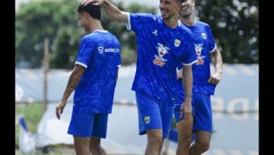 Wasit Candra Pimpin Laga Sengit Persib Bandung vs Persebaya Surabaya, Bagaimana Performanya? 6 Pavard