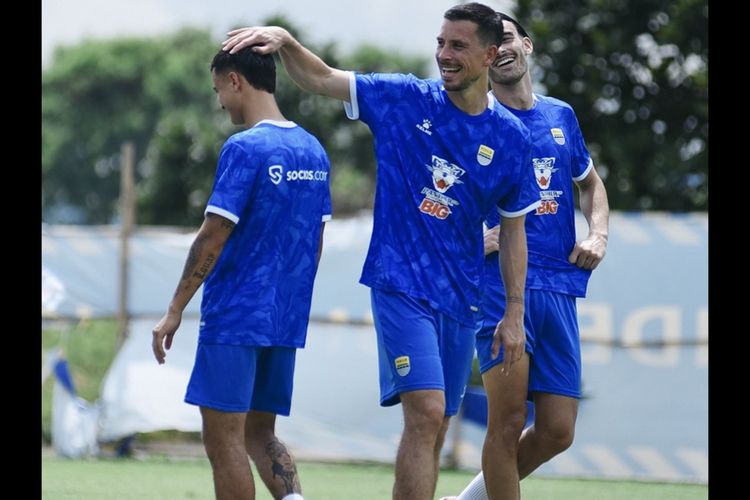 Wasit Candra Pimpin Laga Sengit Persib Bandung vs Persebaya Surabaya, Bagaimana Performanya? 1 Persebaya Surabaya