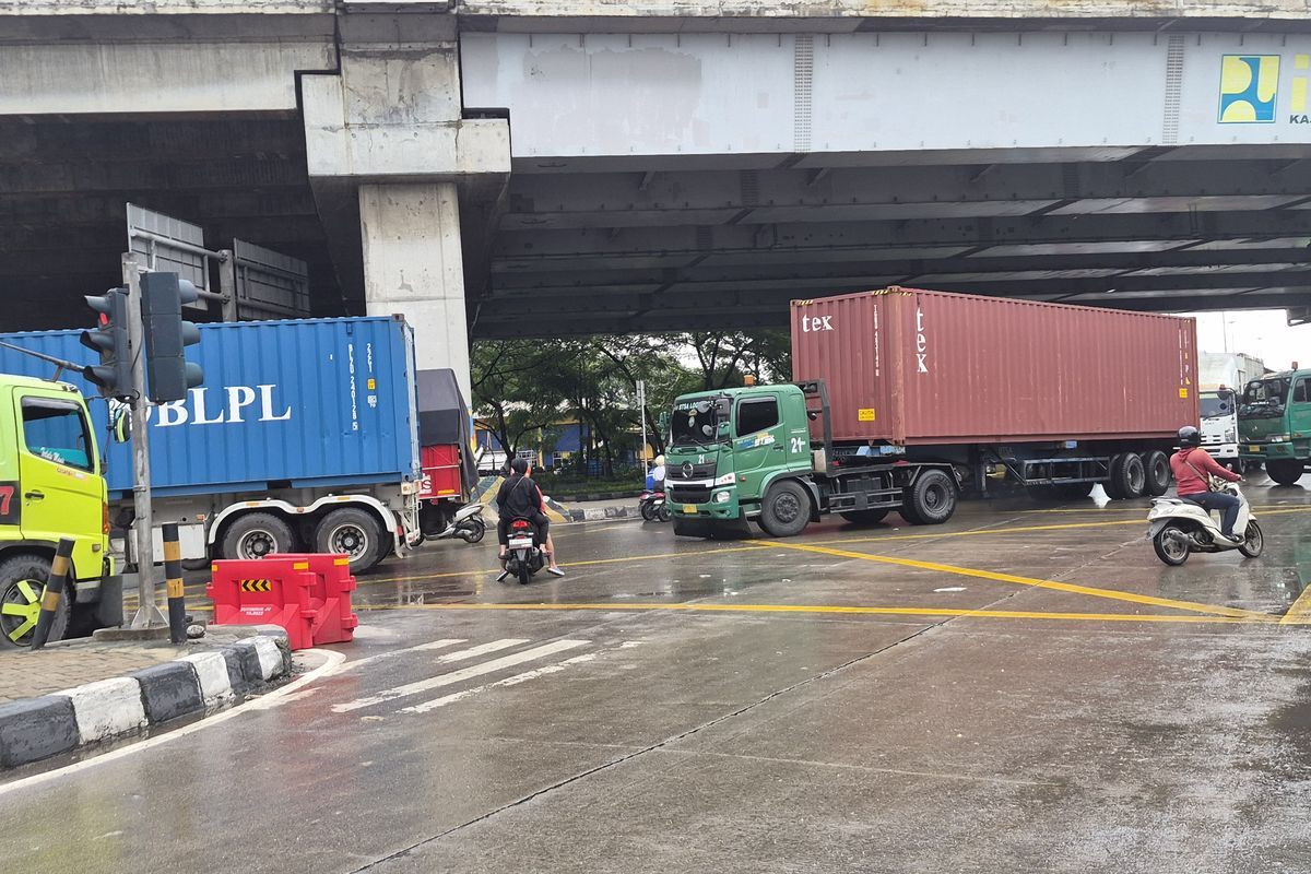 Lampu Merah di Cilincing Tak Berarti Tanpa Aturan 1 cilincing